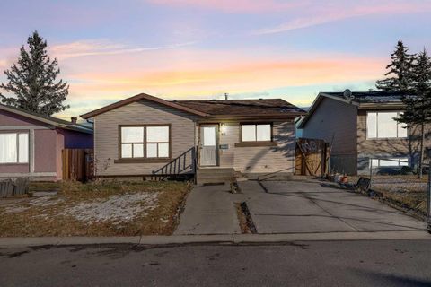 48 Faldale Close NE Calgary AB T3J 1V9