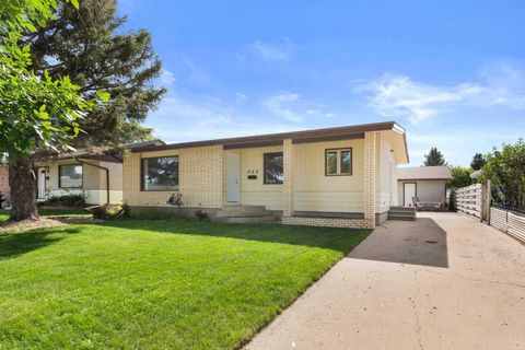 Photo of 982 Stewart Drive NW, Medicine Hat, AB T1A 7C1 (MLS # A2327176)