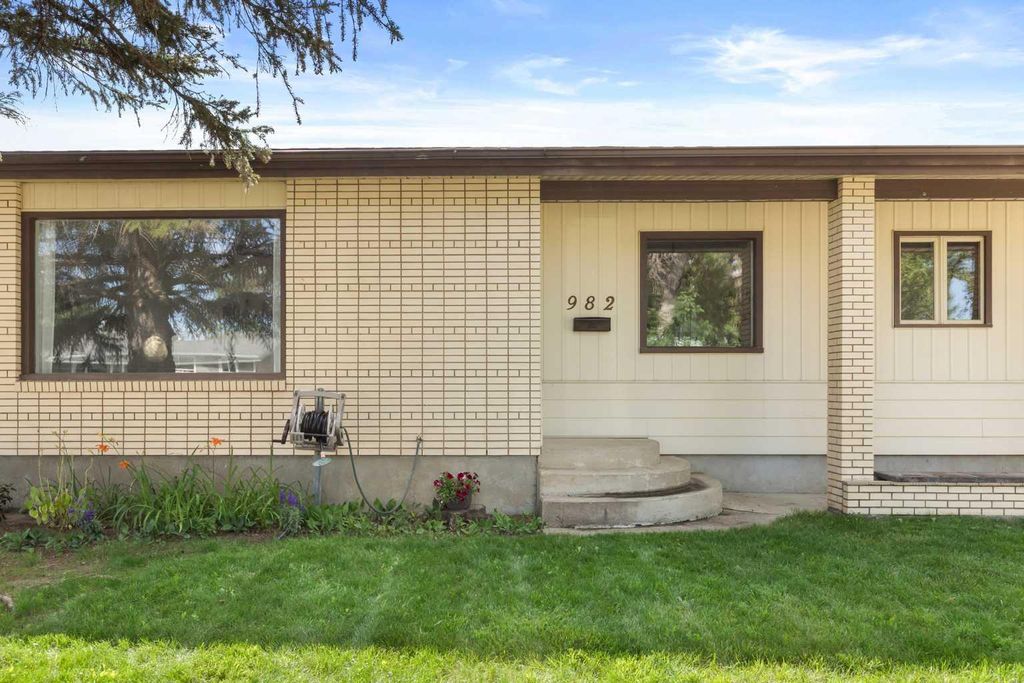 Photo of 982 Stewart Drive NW, Medicine Hat, AB T1A 7C1 (MLS # A2327176)