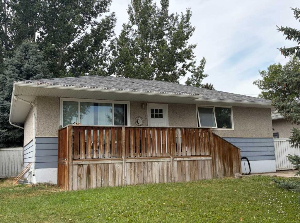 Photo of 830 9 Street N, Lethbridge, AB T1H 1Z5 (MLS # A2330787)