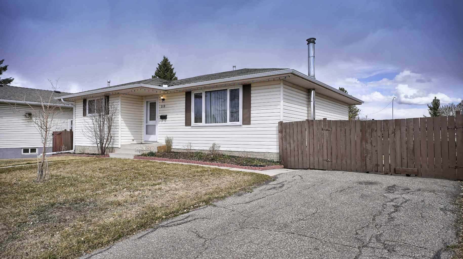 219 Rundleview Drive NE