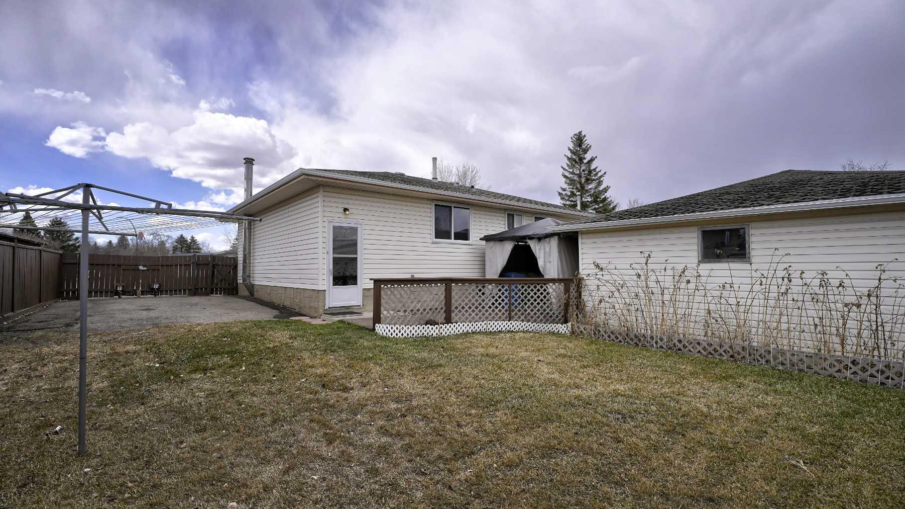 219 Rundleview Drive NE