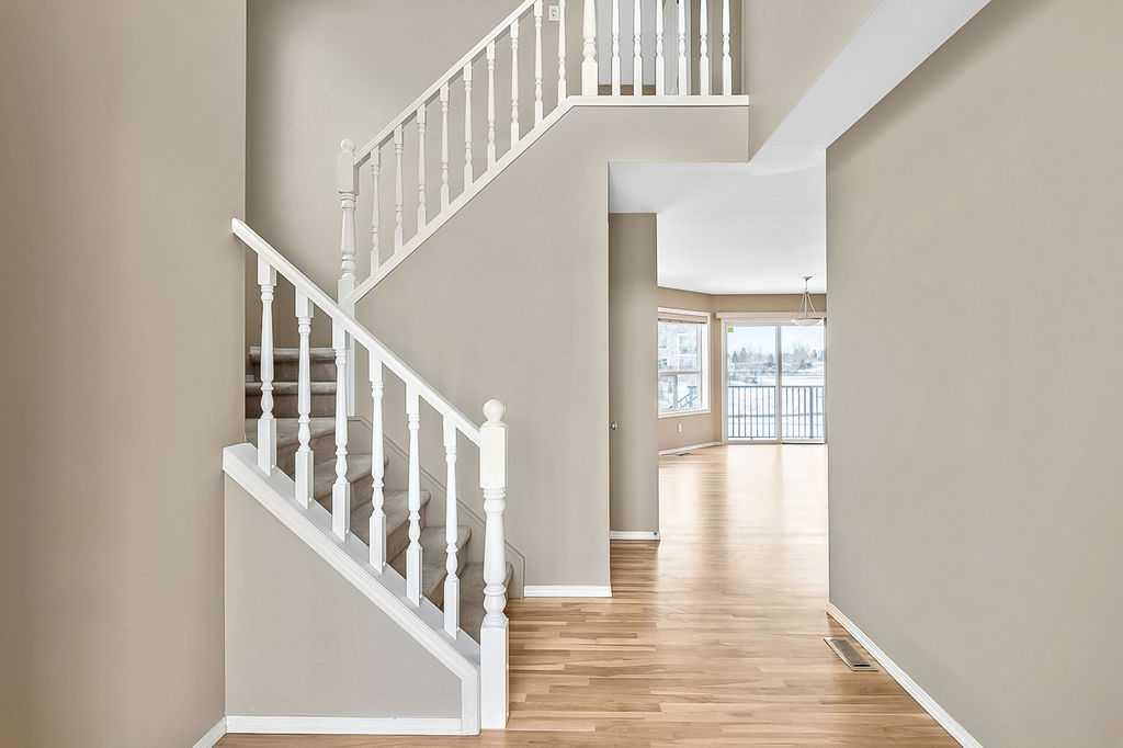 336 Willowbrook Close NW