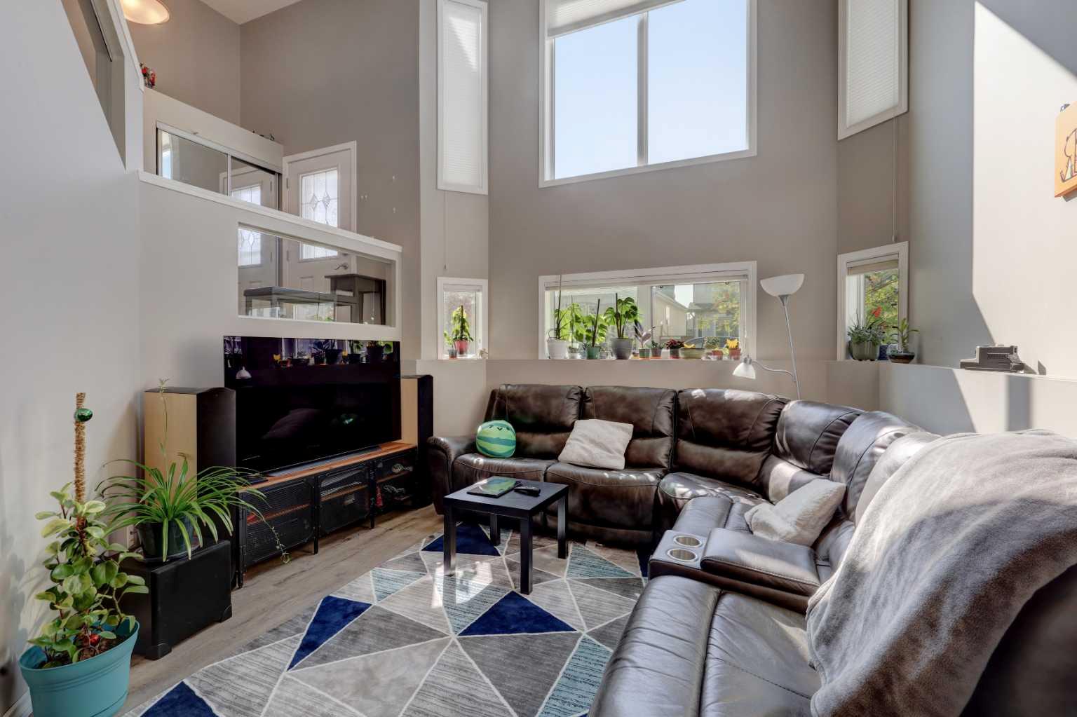 246 Arbour Grove Close NW