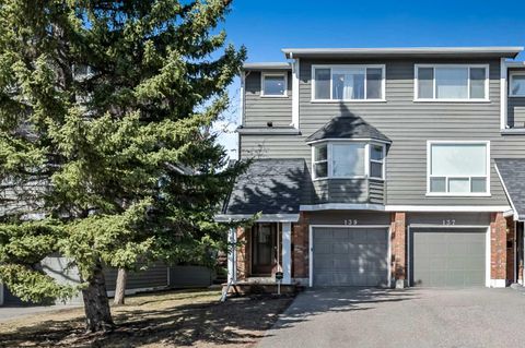 Photo of 139 Woodglen Grove SW, Calgary, AB T2W 4J9 (MLS # A2304210)