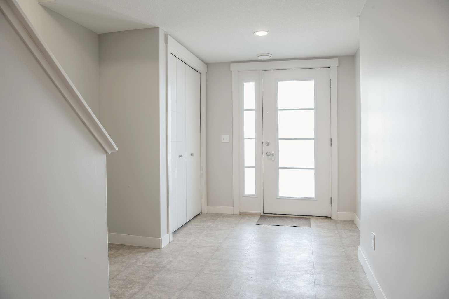 206 Redstone View NE