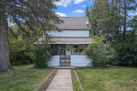 Photo of 519 Arena Avenue, Trochu, AB T0M 2C0 (MLS # A2326734)