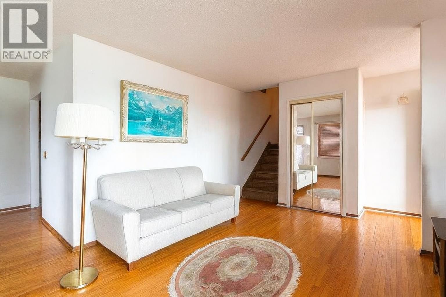 7803 Hunterslea Crescent NW