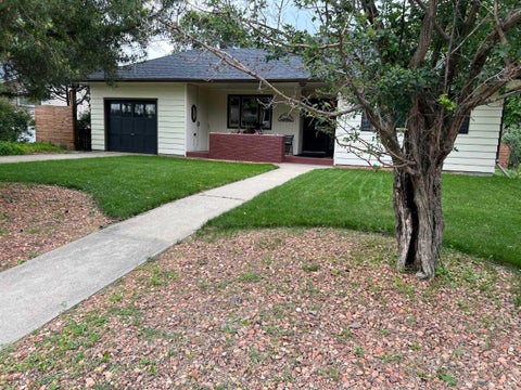 Photo of 302 Prospect Drive SW, Medicine Hat, AB T1A 4B7 (MLS # A2308623)