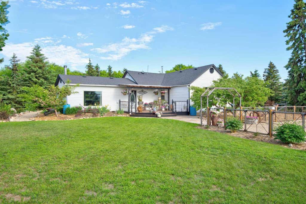 Photo of 126 2 Street N, Huxley, AB T0M 0Z0 (MLS # A2323328)