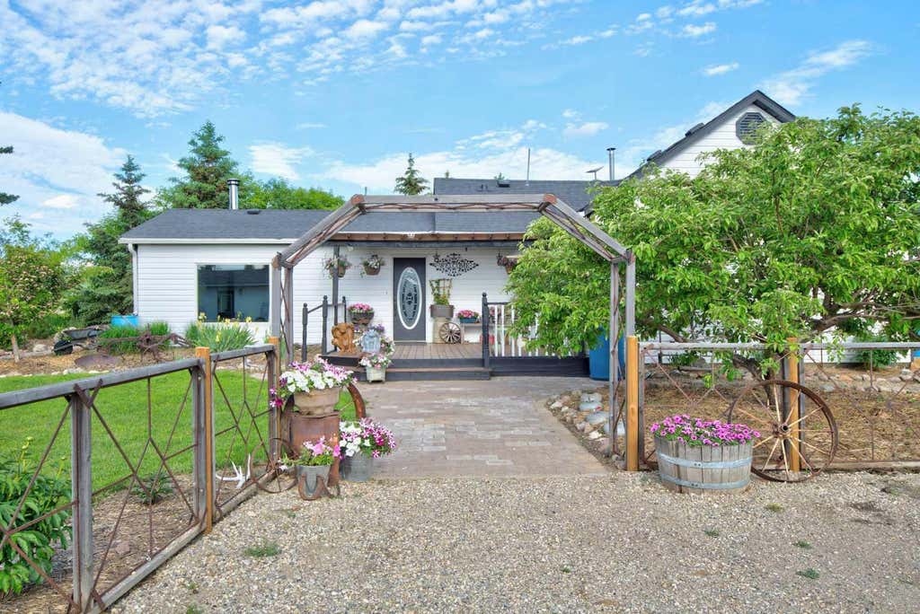 Photo of 126 2 Street N, Huxley, AB T0M 0Z0 (MLS # A2323328)