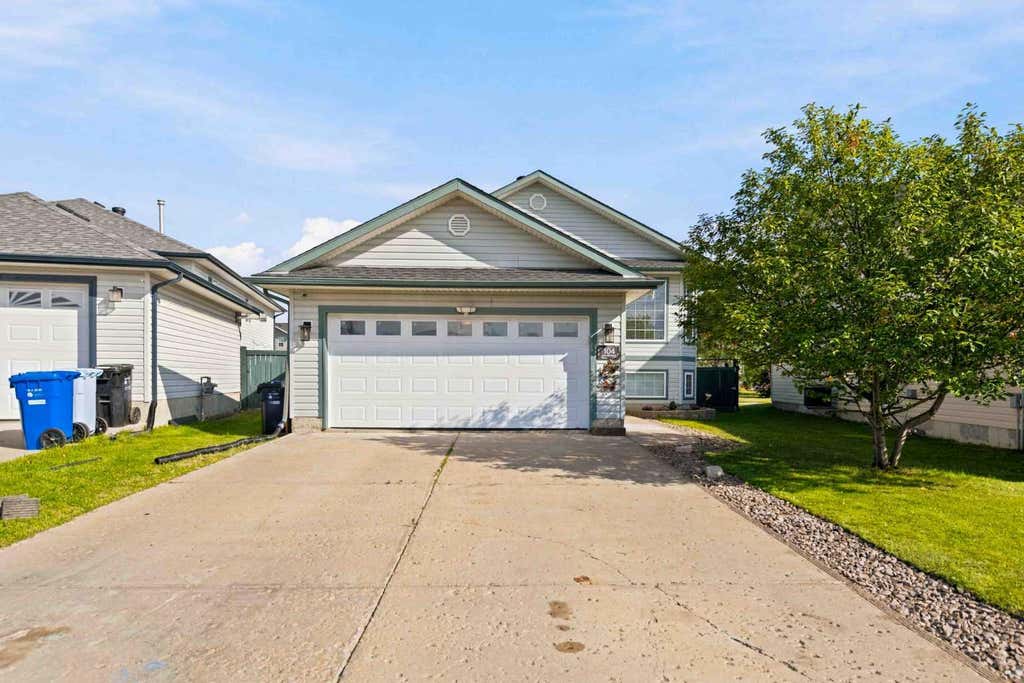 Photo of 104 DICKEY Bay, Fort McMurray, AB T9K 2L4 (MLS # A2338898)