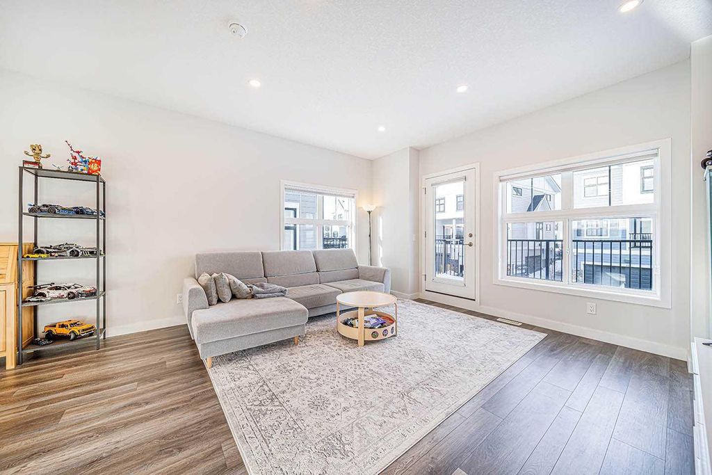 Photo of 69 Les Jardins Park SE, Calgary, AB T2C 5V3 (MLS # A2273716)