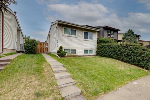 Photo of 1418 Ranchlands Way NW, Calgary, AB T3G 1R2 (MLS # A2343245)