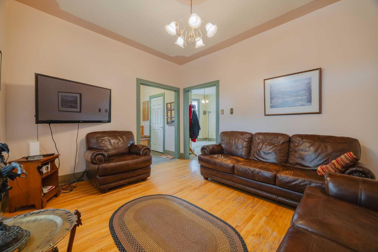 15 Elma Street W