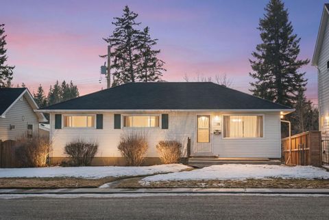 19 Carmangay Crescent NW Calgary AB T2L 0S8