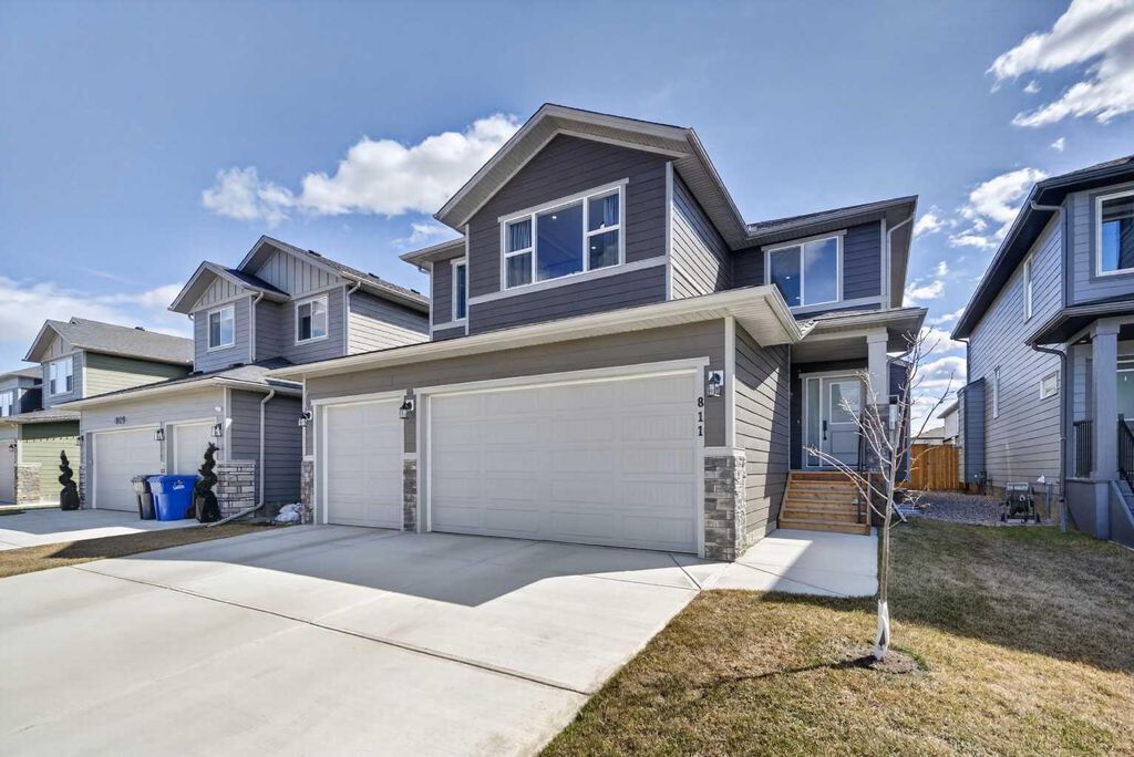 Photo of 811 Mandalay Link, Carstairs, AB T0M 0N0 (MLS # A2305316)