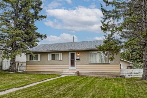 4928 45 Street SW Calgary AB T3E 3W4