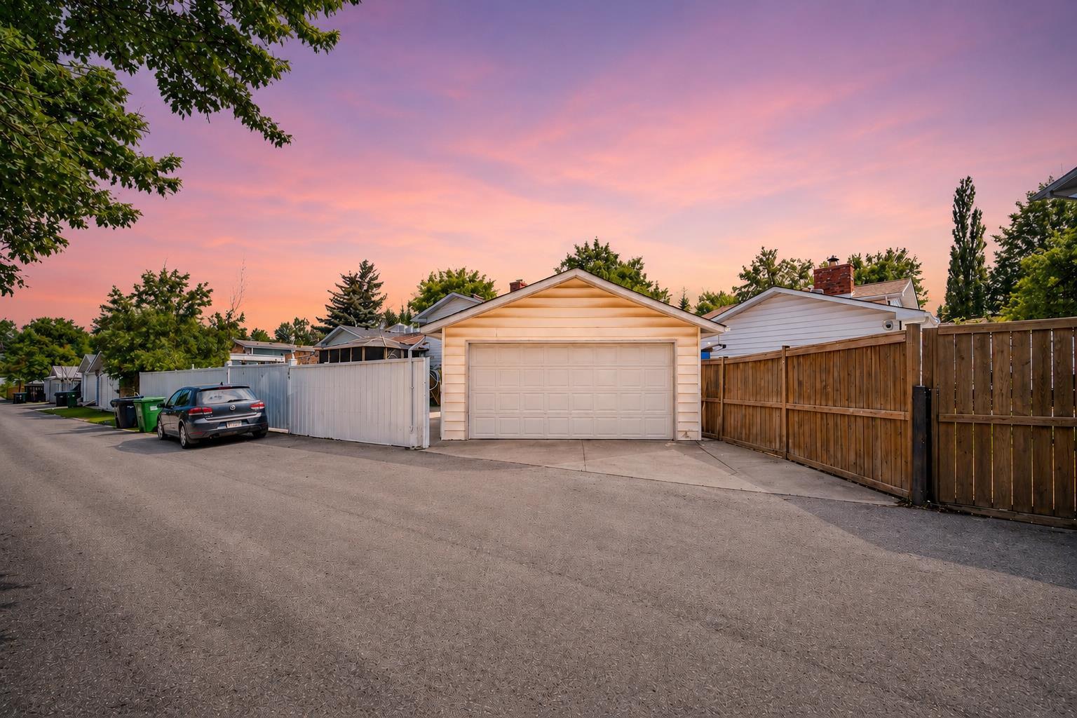 204 Whiteview Close NE