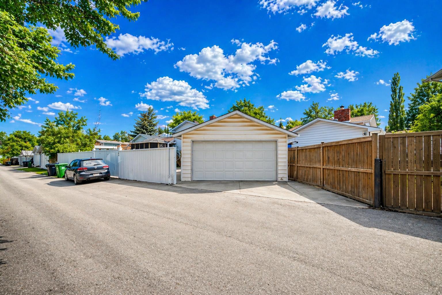 204 Whiteview Close NE