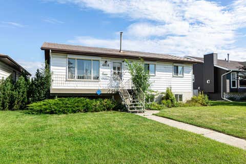 Photo of 4816 44 Street, Innisfail, AB T4G 1M4 (MLS # A2338423)