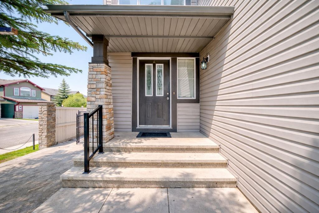 Photo of 104 Panamount Terrace NW, Calgary, AB T3K 0H8 (MLS # A2300666)