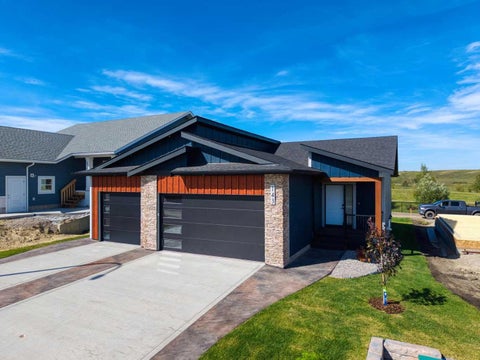 Photo of 143 Valarosa Drive, Didsbury, AB T0M 0W0 (MLS # A2343137)