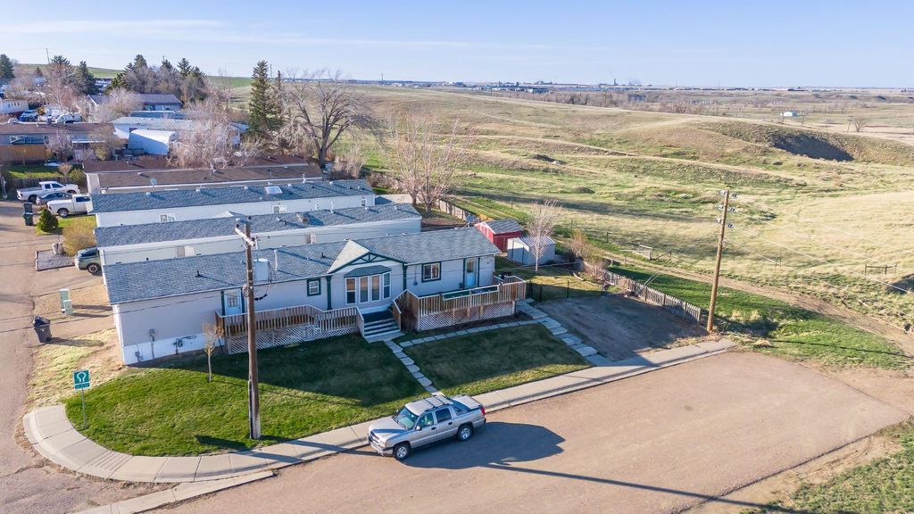 Photo of 20 Oxford Lane SW, Medicine Hat, AB T1A 8W4 (MLS # A2305831)