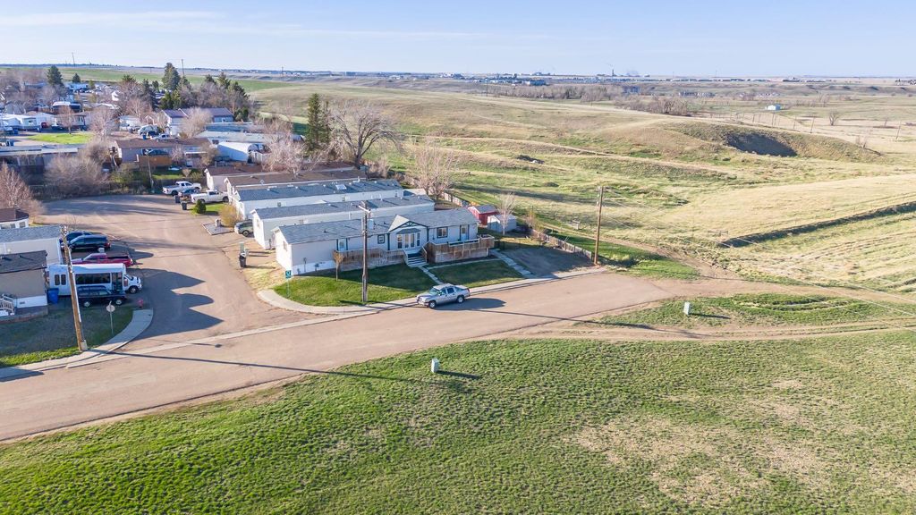 Photo of 20 Oxford Lane SW, Medicine Hat, AB T1A 8W4 (MLS # A2305831)