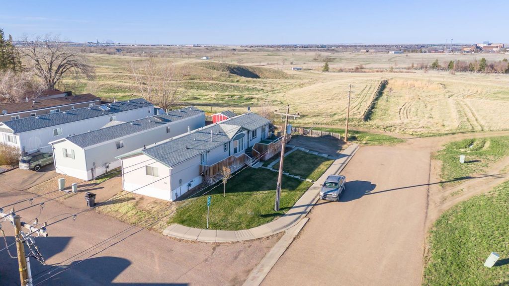 Photo of 20 Oxford Lane SW, Medicine Hat, AB T1A 8W4 (MLS # A2305831)