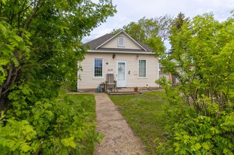 Photo of 5620 49 Avenue, Lloydminster, SK S9V 0E5 (MLS # A2309911)