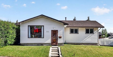 Photo of 912 Stonehaven Road SW, Calgary, AB T2W 0P6 (MLS # A2315474)