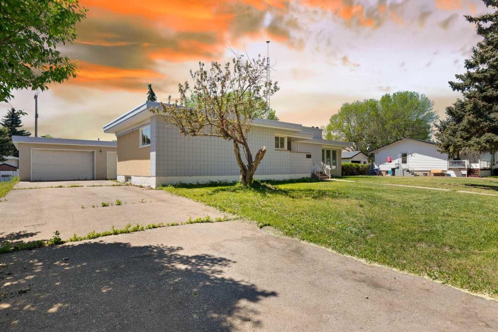 Photo of 419 5th street St, Beiseker, AB T0M 0G0 (MLS # A2266993)