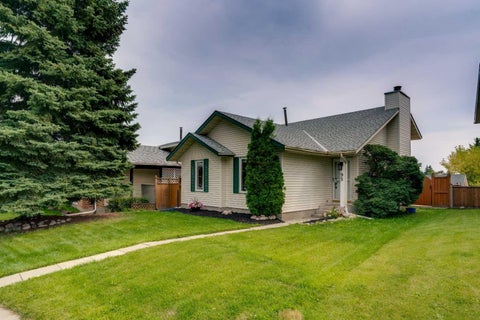 Photo of 95 Shawglen Rise SW, Calgary, AB T2Y 1Z2 (MLS # A2342081)