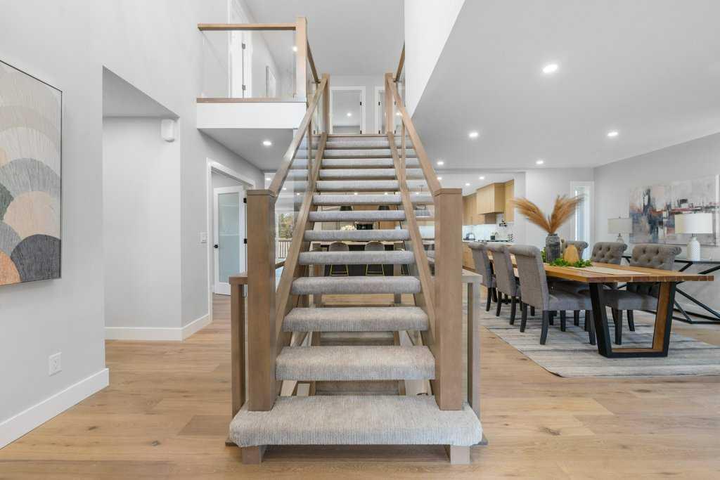 711 Mckenzie Lake Bay SE