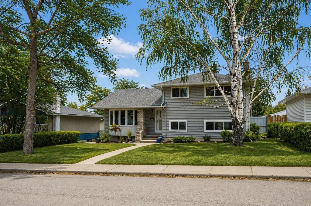 Photo of 3816 Brighton Drive NW, Calgary, AB T2L 1G8 (MLS # A2304950)