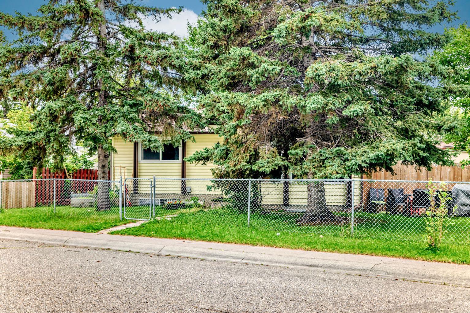 319 Pinegreen Close NE