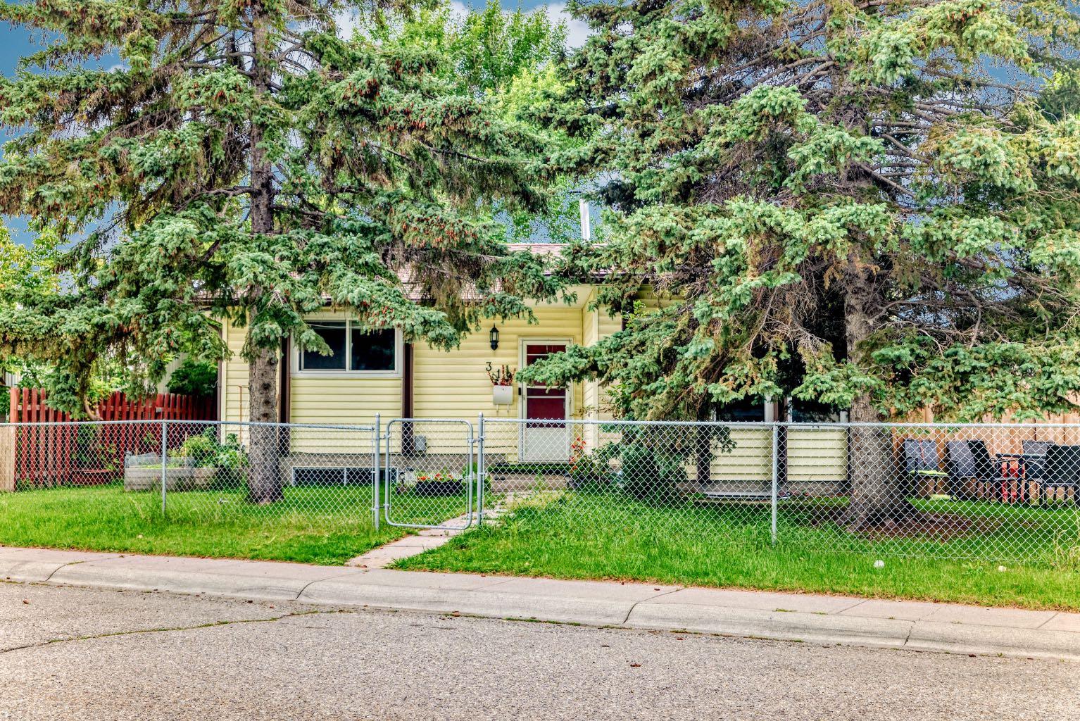 319 Pinegreen Close NE