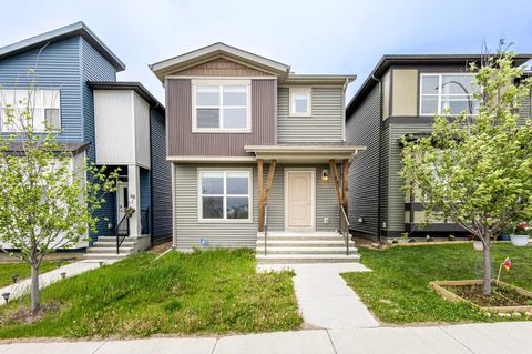 44 Howse Drive NE Calgary AB T3P 0V4