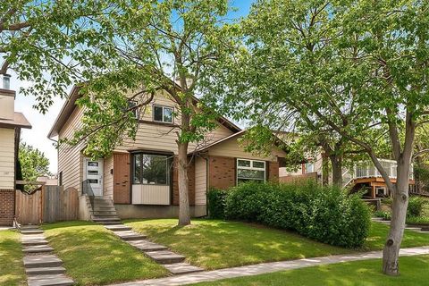 Photo of 129 Berwick Drive NW, Calgary, AB T3K 1E7 (MLS # A2293000)