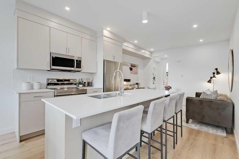 828 8 Avenue NE 2 Calgary AB T2E 9E2