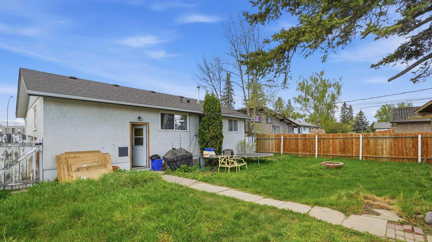 9032 Fairmount Drive SE