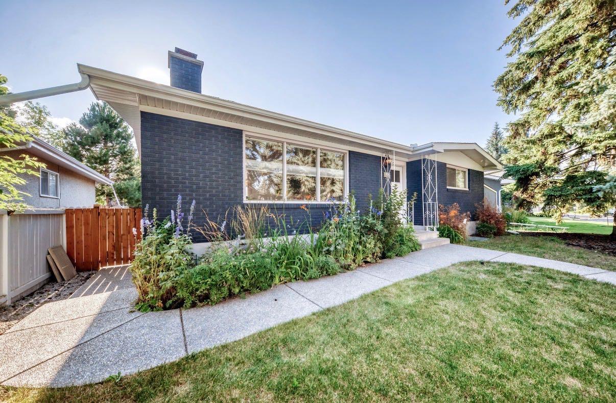 411 Woodland Crescent SE