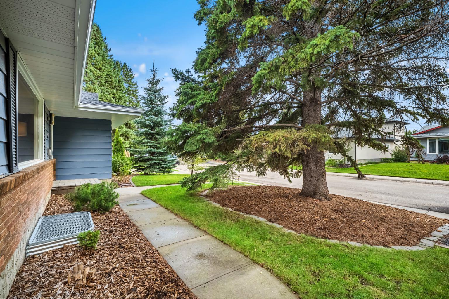 839 Lake Twintree Crescent SE