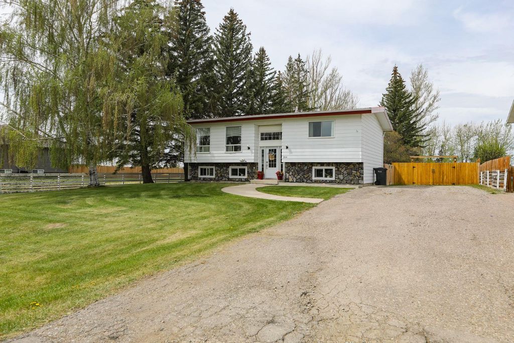 Photo of 264 S 3 Street W, Magrath, AB T0K 1J0 (MLS # A2309839)