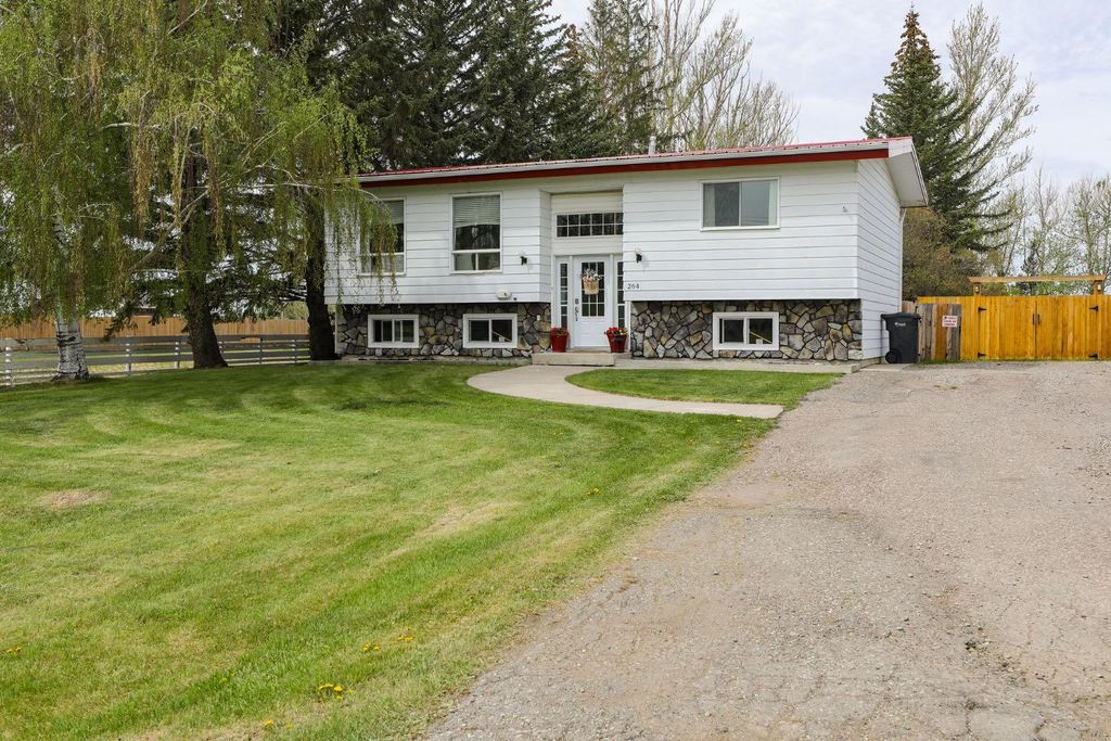 Photo of 264 S 3 Street W, Magrath, AB T0K 1J0 (MLS # A2309839)