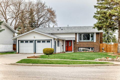 Photo of 716 Queensland Drive SE, Calgary, AB T2J 4S9 (MLS # A2303354)