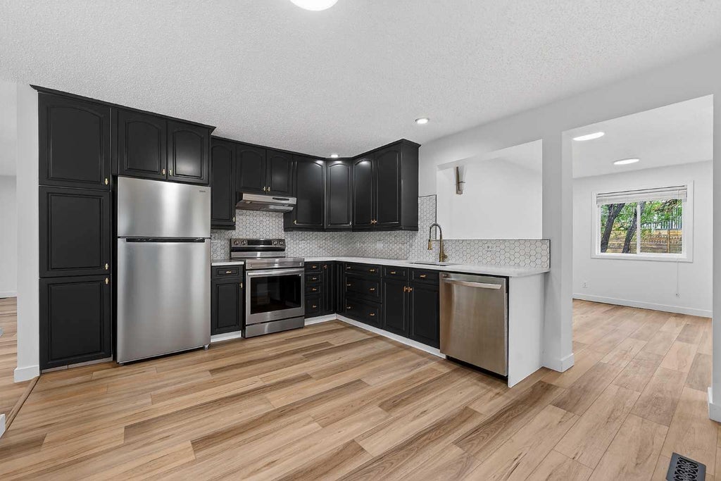 Photo of 1091 Berkley Drive NW, Calgary, AB T3K 1S6 (MLS # A2329717)