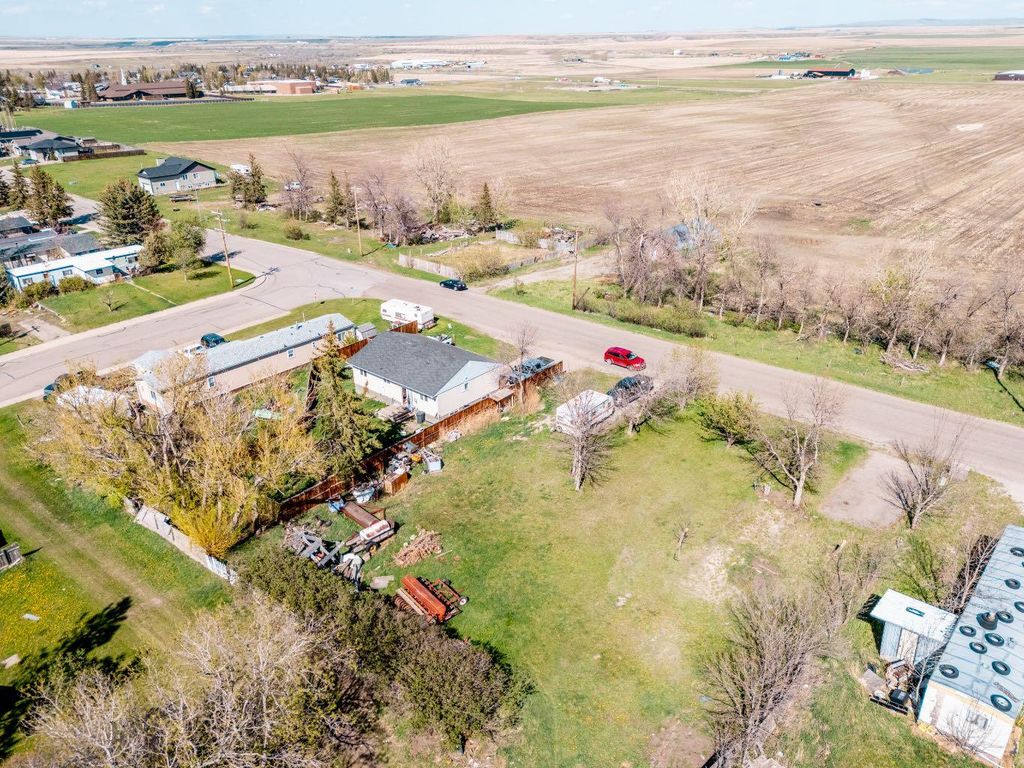Photo of 827 2 Street E, Cardston, AB T0K 0K0 (MLS # A2310496)
