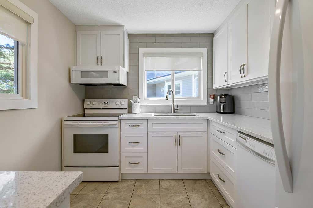 Photo of 200 Shawnessy Drive SW #76, Calgary, AB T2Y 1G8 (MLS # A2340414)